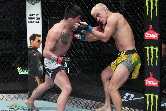 Daniel Santos (phải) đã có chiến thắng knock-out.