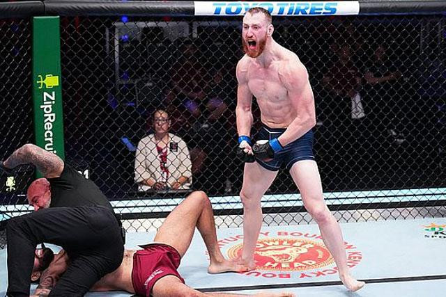 Joseph Pyfer ăn mừng sau khi hạ gục đối thủ.