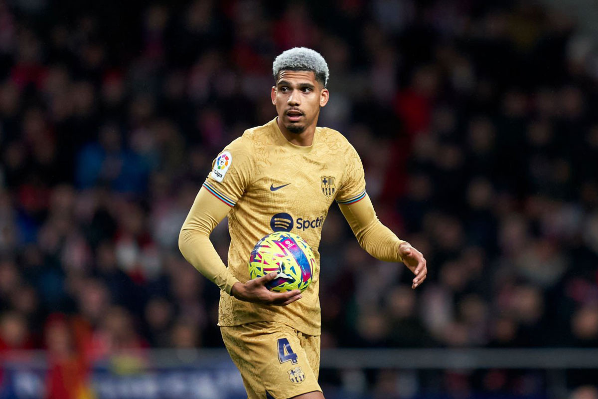 =6. Ronald Araujo (Barcelona, năm sinh: 1999, định giá chuyển nhượng: 60 triệu euro).