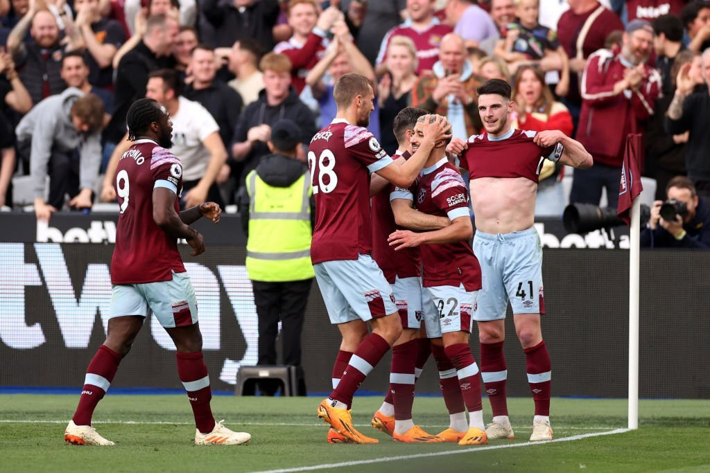 Các cầu thủ West Ham ăn mừng sau bàn mở tỷ số của Benrahma. Các cầu thủ West Ham ăn mừng sau bàn mở tỷ số của Benrahma.
