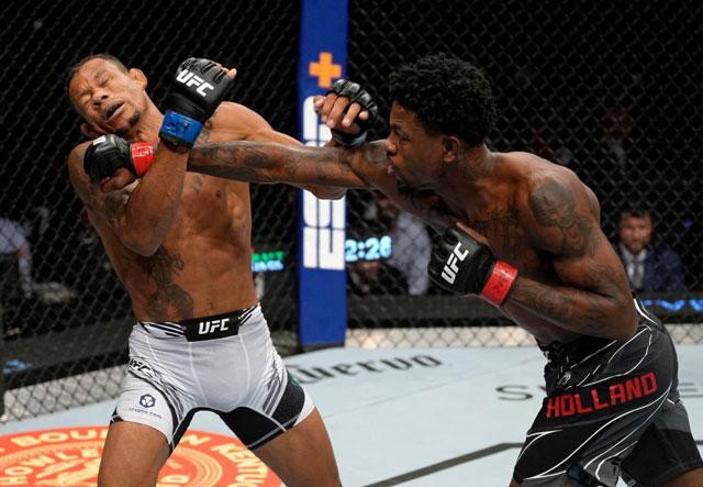 Kevin Holland đấm trúng mặt đối thủ. Kevin Holland đấm trúng mặt đối thủ.