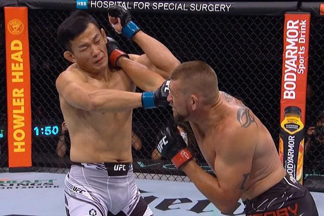 Dustin Jacoby (phải) ra đòn chính xác. Dustin Jacoby (phải) ra đòn chính xác.