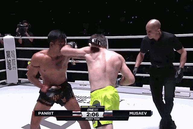 Ilyas Musaev ra đòn chuẩn xác. Ilyas Musaev ra đòn chuẩn xác.