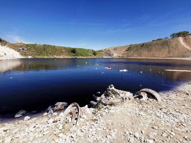 Chính quyền địa phương đã cảnh báo người dân tránh xa hồ nước độc hại này.