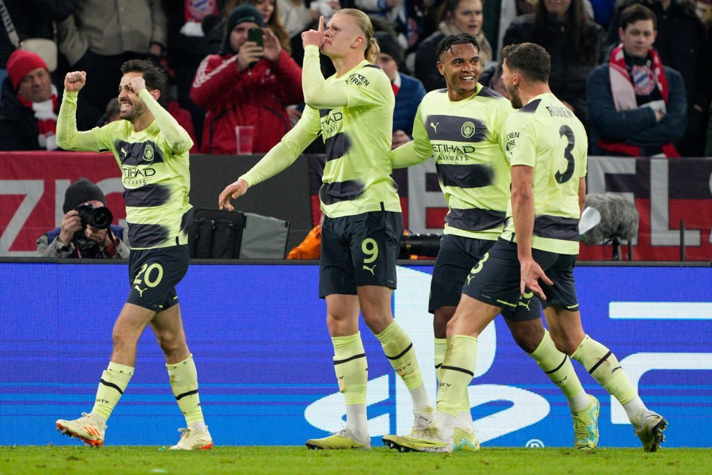 Niềm vui của các cầu thủ Man City sau khi Haaland mở tỷ số.