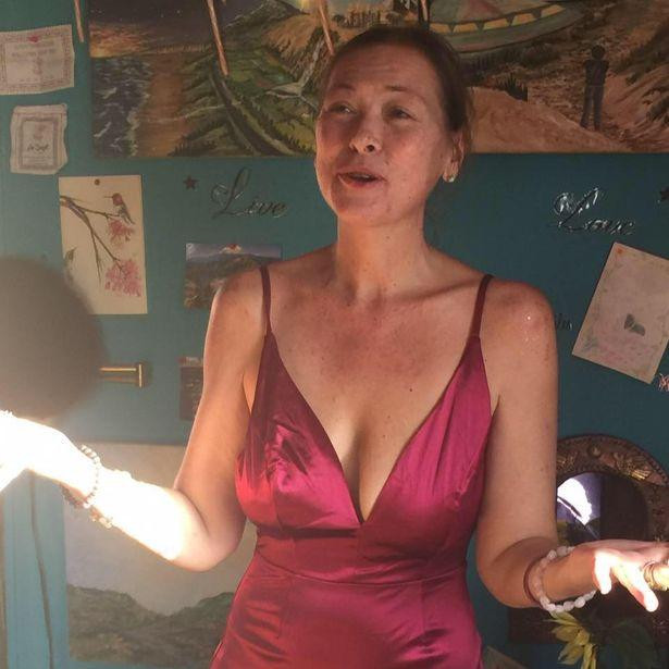 Amy Carlson được cho là chết vì ăn keo bạc.