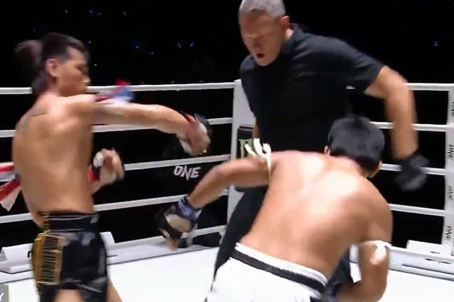 Sibsan Nokkhao KorMor11 (trái) ra đòn chính xác.