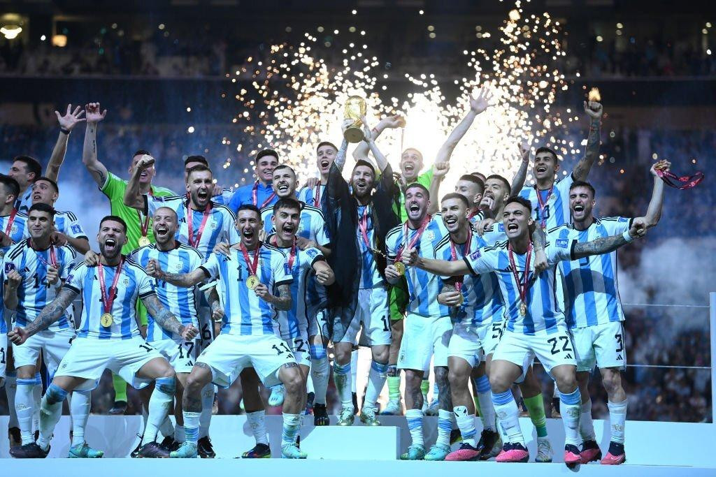 Argentina giành chức vô địch World Cup sau 36 năm chờ đợi. Argentina giành chức vô địch World Cup sau 36 năm chờ đợi.