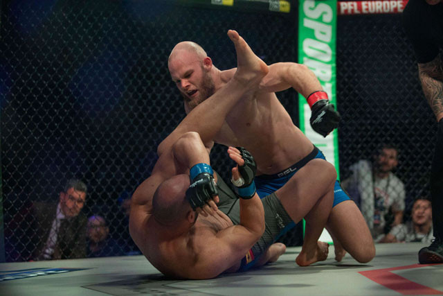 Anthony Salamone đấm gục đối thủ.