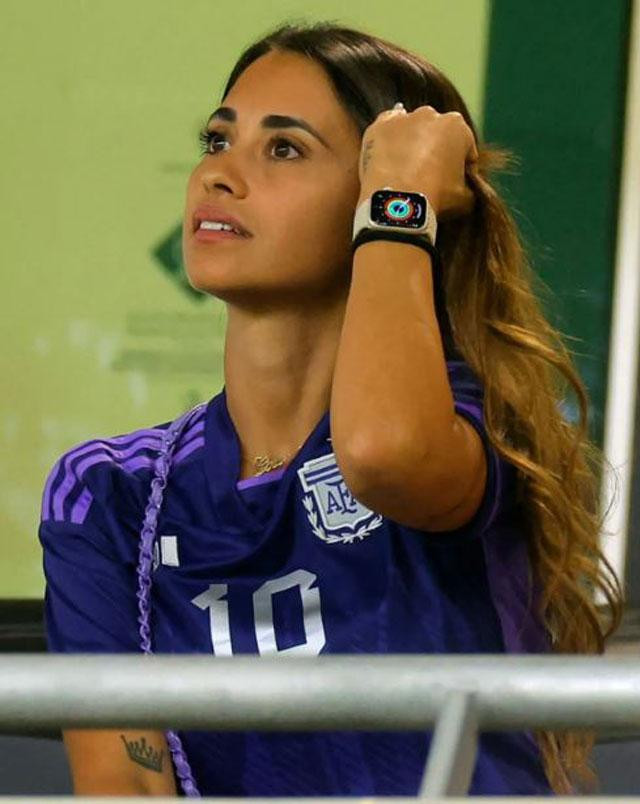 Antonela Roccuzzo theo dõi trận đấu từ khán đài tại sân vận động Al-Rayyan. Antonela Roccuzzo theo dõi trận đấu từ khán đài tại sân vận động Al-Rayyan.