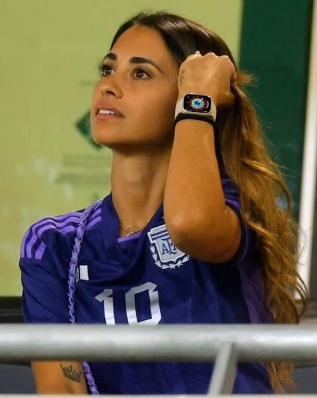 Antonela Roccuzzo theo dõi trận đấu từ khán đài tại sân vận động Al-Rayyan. Antonela Roccuzzo theo dõi trận đấu từ khán đài tại sân vận động Al-Rayyan.