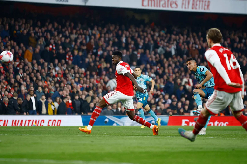 Carlos Alcaraz đưa Southampton vượt lên dẫn trước ngay giây thứ 27.