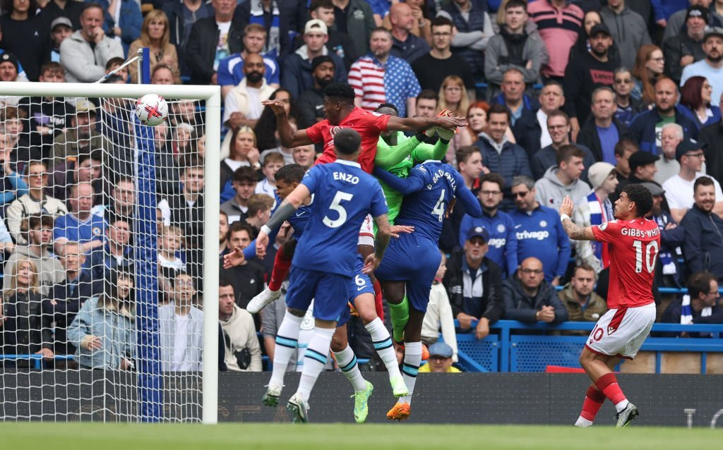 Pha đánh đầu làm bàn của Awoniyi. Pha đánh đầu làm bàn của Awoniyi.