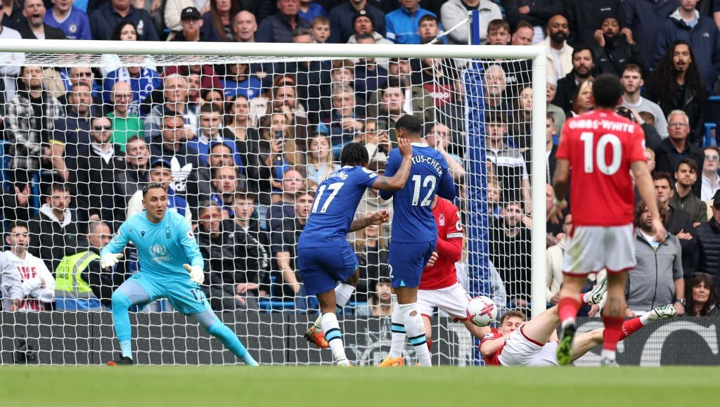 Sterling gỡ hoà 1-1 cho Chelsea. Sterling gỡ hoà 1-1 cho Chelsea.