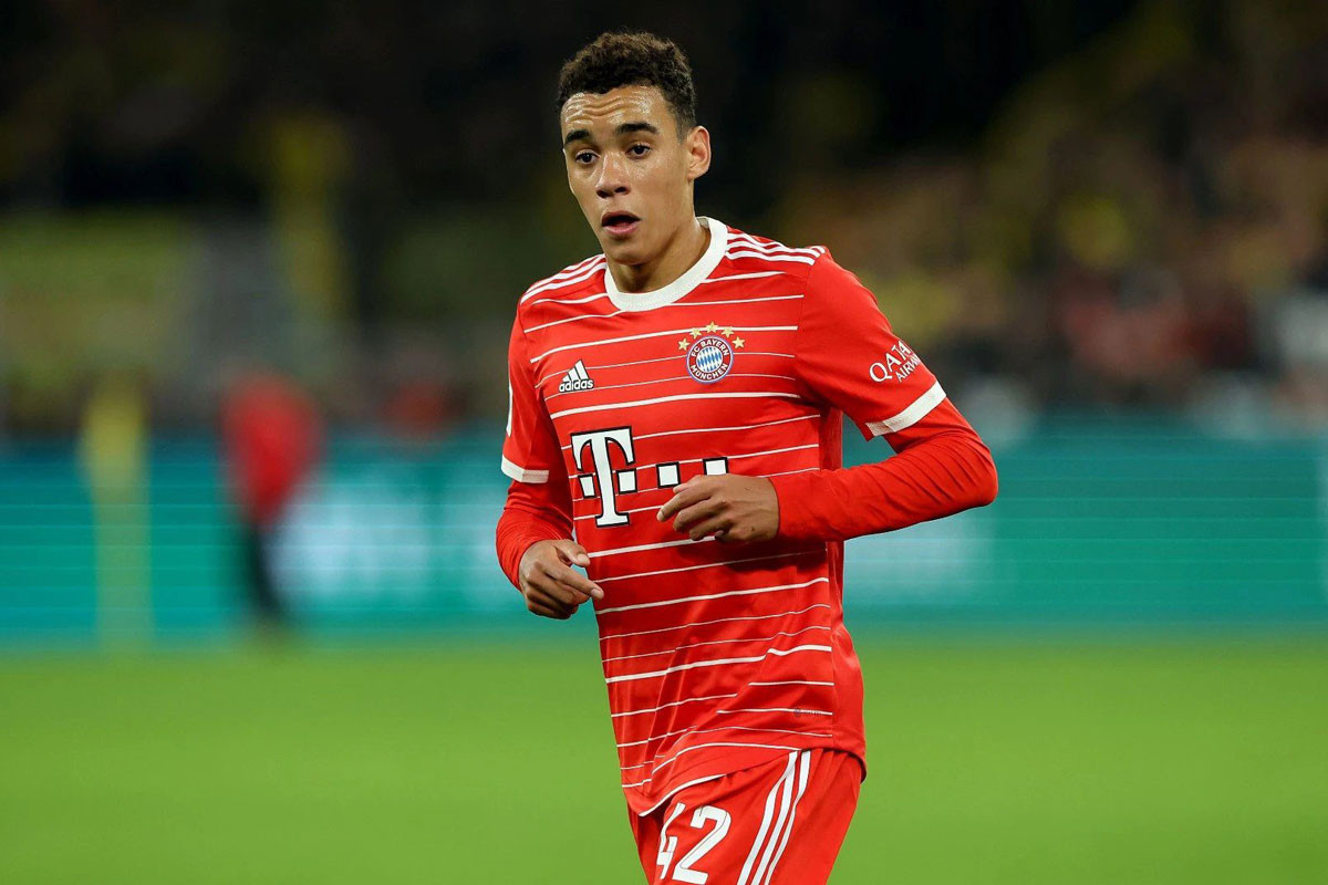 Tiền vệ tấn công: Jamal Musiala (Bayern Munich, định giá chuyển nhượng: 100 triệu euro). Tiền vệ tấn công: Jamal Musiala (Bayern Munich, định giá chuyển nhượng: 100 triệu euro).