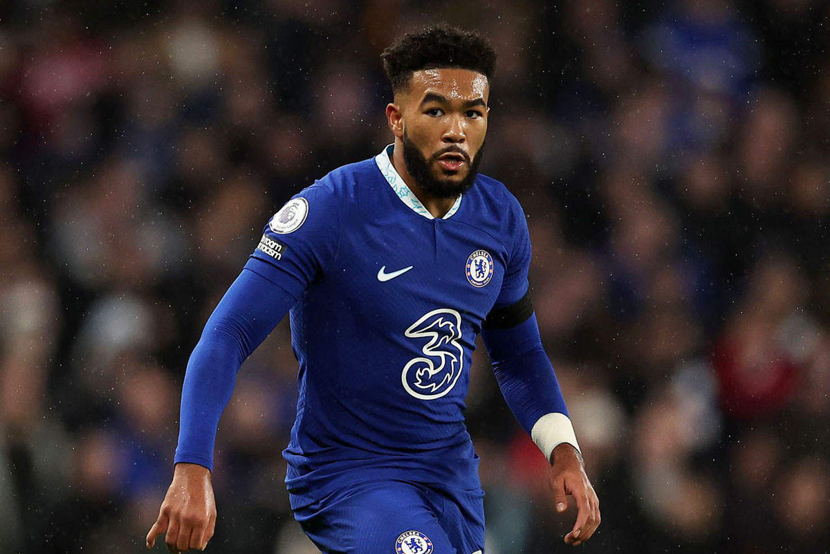 Hậu vệ phải: Reece James (Chelsea, định giá chuyển nhượng: 70 triệu euro). Hậu vệ phải: Reece James (Chelsea, định giá chuyển nhượng: 70 triệu euro).