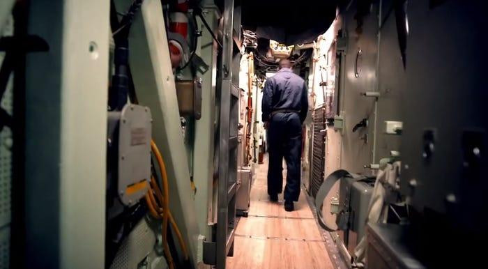Mọi không gian trên tàu ngầm thực tế đều chật chội. Hành lang chỉ vừa 1 người đi cũng không ngoại lệ.
