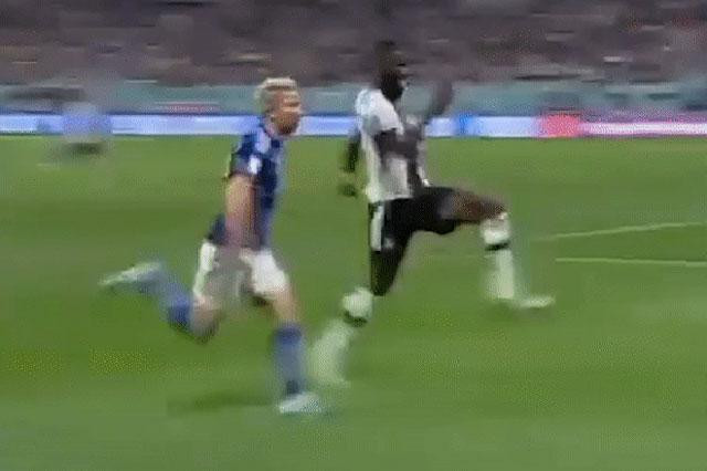 Antonio Rudiger chạy khá hài hước.