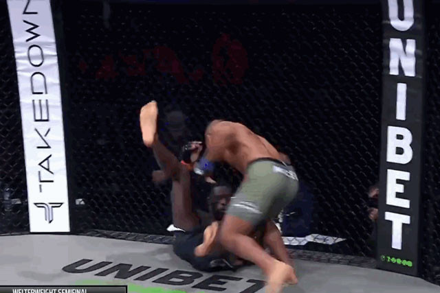 Daniele Miceli đấm gục đối thủ.