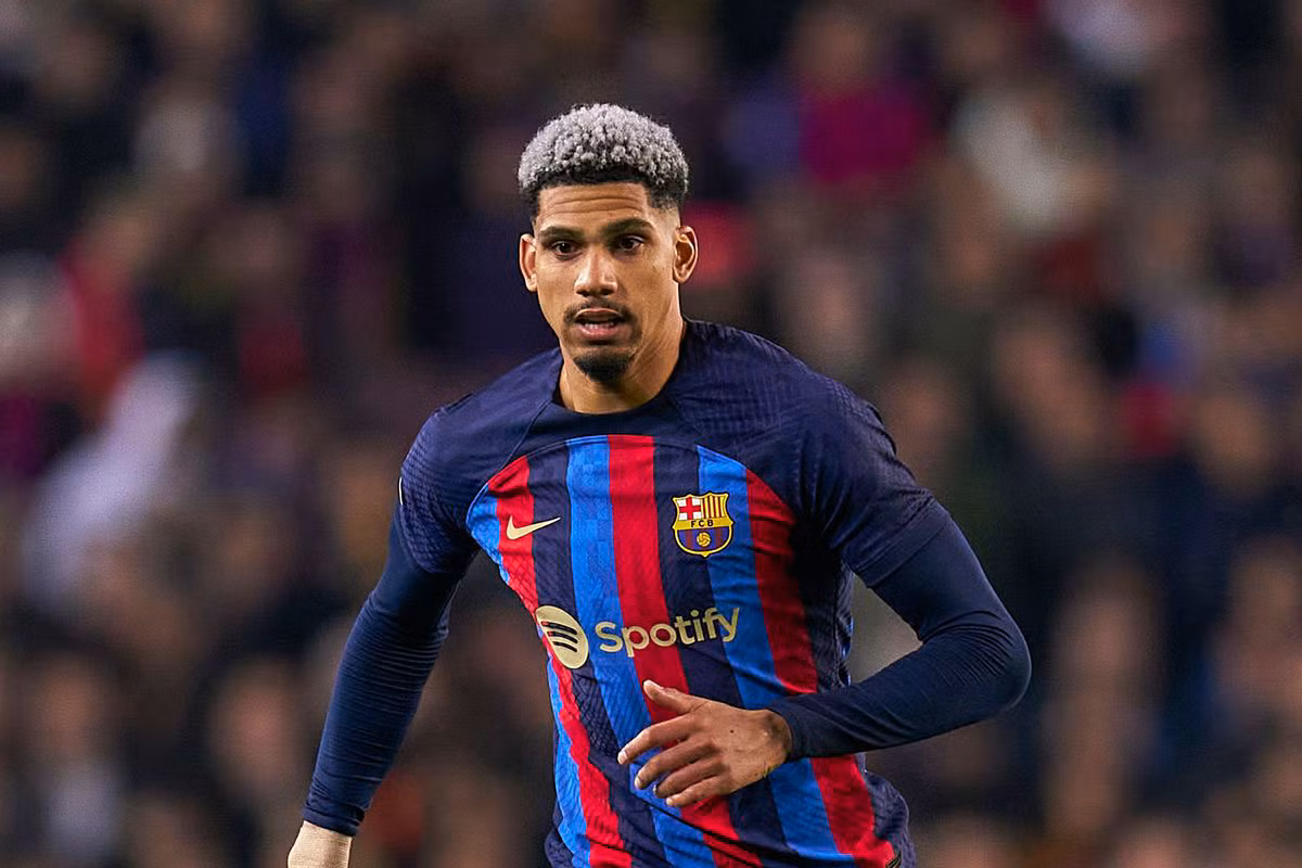 Trung vệ: Ronald Araujo (Barcelona).