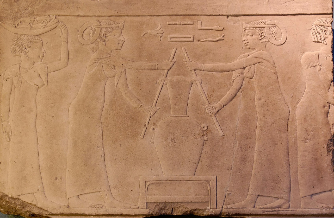 Hình ảnh người Ai Cập cổ đại làm nước hoa được ghi lại trên những di tích lịch sử. Ảnh: Wikipedia