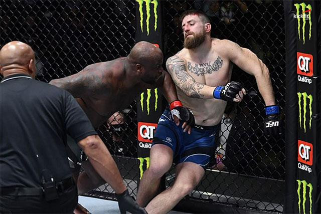 Derrick Lewis hạ knock-out Chris Daukaus.