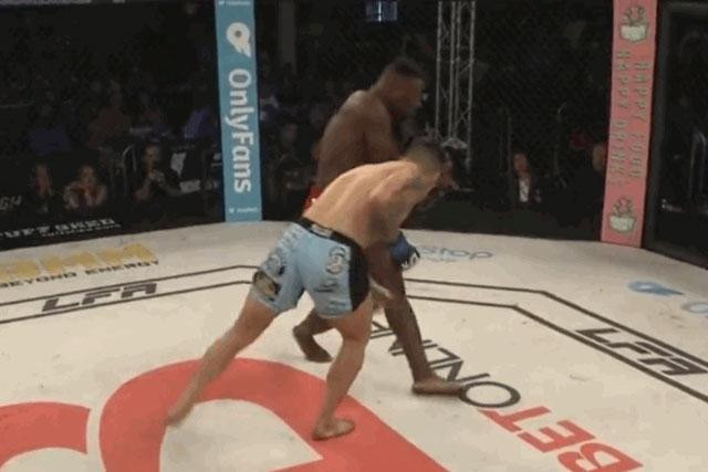 Tyson Miller ra đòn về phía đối thủ.