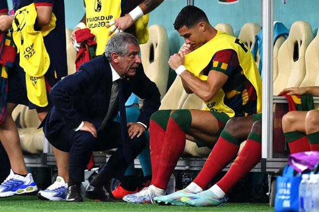 9. Ronaldo ngồi dự bị. Trong trận thắng 6-1 trước Thụy Sĩ tại vòng 1/8 World Cup 2022, siêu sao Cristiano Ronaldo đã phải ngồi dự bị sau khi có tin đồn xích mích với HLV Fernando Santos. Tới vòng tứ kết, Ronaldo một lần nữa lại phải ngồi dự bị và thậm chí còn bị 1 CĐV tạt nước vào người vì cho rằng anh đang là “gánh nặng” của Bồ Đào Nha. 9. Ronaldo ngồi dự bị. Trong trận thắng 6-1 trước Thụy Sĩ tại vòng 1/8 World Cup 2022, siêu sao Cristiano Ronaldo đã phải ngồi dự bị sau khi có tin đồn xích mích với HLV Fernando Santos. Tới vòng tứ kết, Ronaldo một lần nữa lại phải ngồi dự bị và thậm chí còn bị 1 CĐV tạt nước vào người vì cho rằng anh đang là “gánh nặng” của Bồ Đào Nha.