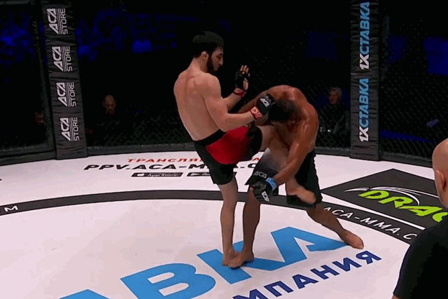 Ibragim Magomedov ra đòn chuẩn xác.