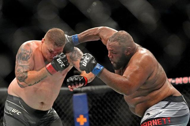 Chris Barnett tung cú đấm chính xác. Chris Barnett tung cú đấm chính xác.