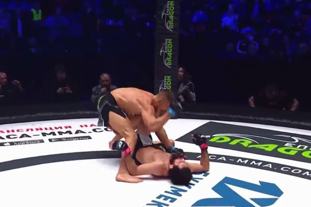 Vitaly Slipenko hạ gục đối thủ. Vitaly Slipenko hạ gục đối thủ.