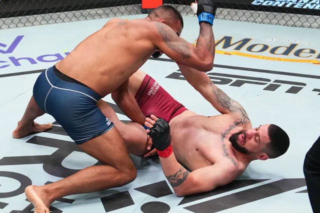 Brendson Ribeiro đấm ngã đối thủ. Brendson Ribeiro đấm ngã đối thủ.