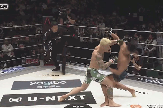 Ryuya Fukuda (trái) đấm gục Ryusei Ashizawa.