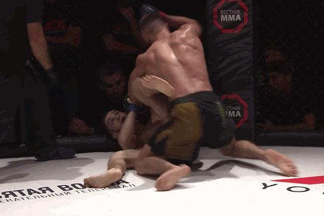 Ortsa Saidulaev ra đòn hạ gục đối thủ.