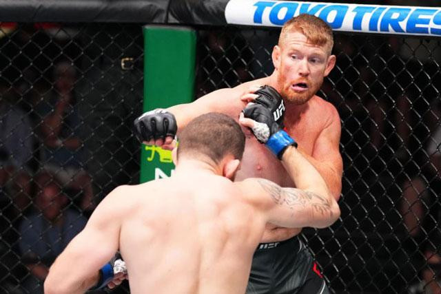 Pha ra đòn của Michal Oleksiejczuk. Pha ra đòn của Michal Oleksiejczuk.