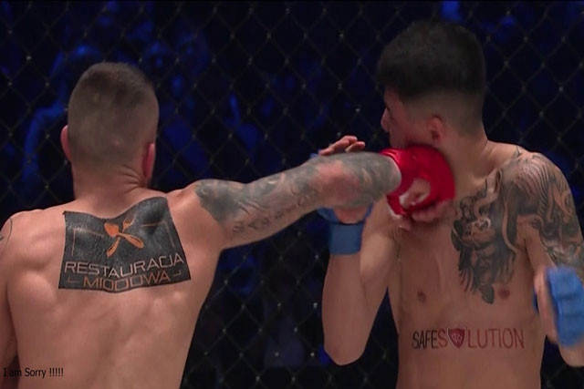 Mariusz Joniak (trái) ra đòn chính xác.