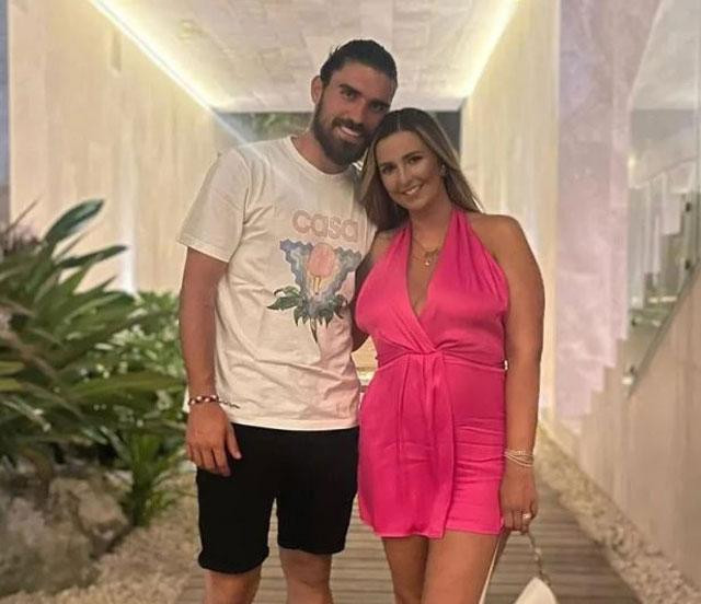 Theo giới truyền thông Anh, Ginevra Festa là một vũ công quán rượu và đã bắt đầu hẹn hò với Ruben Dias khi cả hai gặp nhau tại đảo Formentera, Tây Ban Nha. Theo giới truyền thông Anh, Ginevra Festa là một vũ công quán rượu và đã bắt đầu hẹn hò với Ruben Dias khi cả hai gặp nhau tại đảo Formentera, Tây Ban Nha.