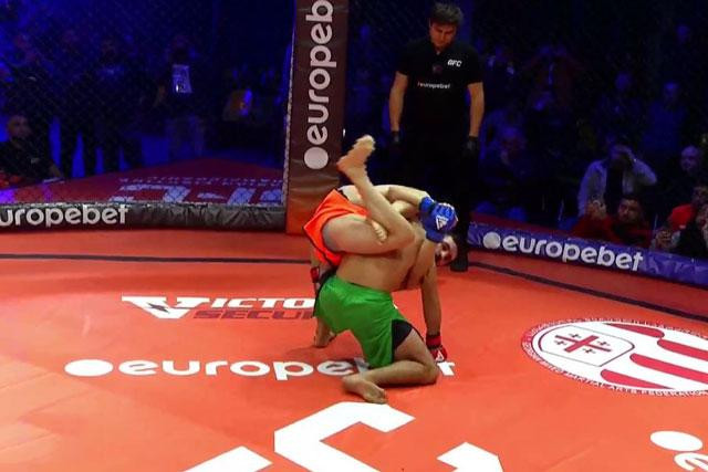 Harutyunyan siết cổ đối thủ, nhưng cuối cùng vẫn bị hạ knock-out.