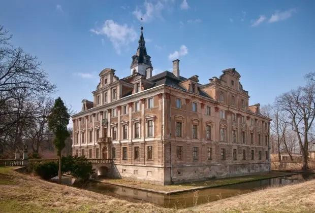 Một cái giếng hoang ở Cung điện Hochberg ở miền nam Ba Lan được cho là giấu kho vàng của Đức Quốc xã.