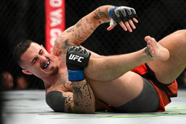 Tom Aspinall dính chấn thương chỉ sau 15 giây thi đấu. Tom Aspinall dính chấn thương chỉ sau 15 giây thi đấu.