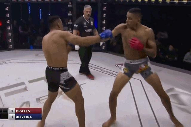 Carlos Prates (phải) đấm trúng mặt đối thủ.