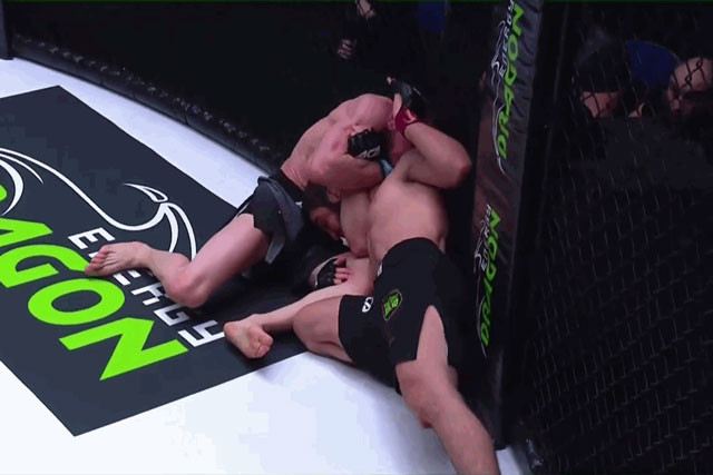 Astemir Nagoev tung đòn siết cổ cực hiểm hạ gục Akhmadkhan Elmurzaev.