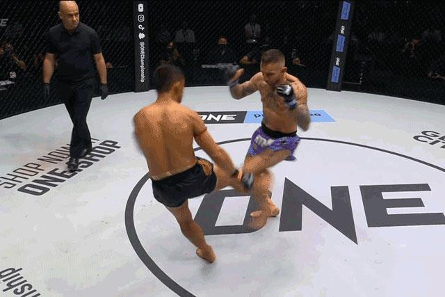 Cú đá ấn định kết quả trận đấu.