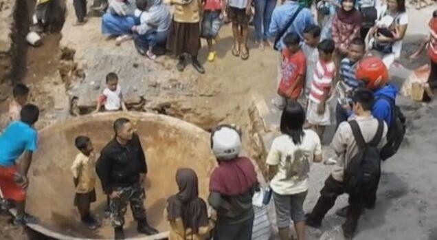 Người lớn lẫn trẻ em còn trèo vào bên trong chiếc vạc khổng lồ. Ảnh KK News. Người lớn lẫn trẻ em còn trèo vào bên trong chiếc vạc khổng lồ. Ảnh KK News.