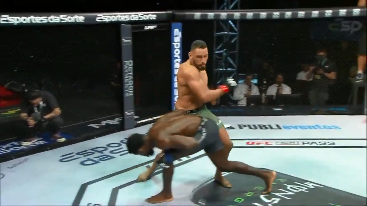 Ryan Gandra ra đòn chính xác.