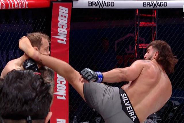 Cú đá chính xác của Josh Silveira.