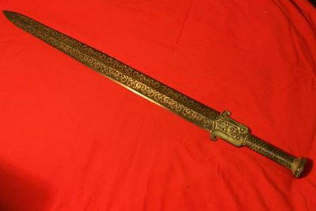 Một thanh kiếm tìm thấy trong lăng mộ. Một thanh kiếm tìm thấy trong lăng mộ.