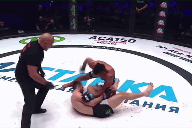 Herdeson Batista đấm gục đối thủ.