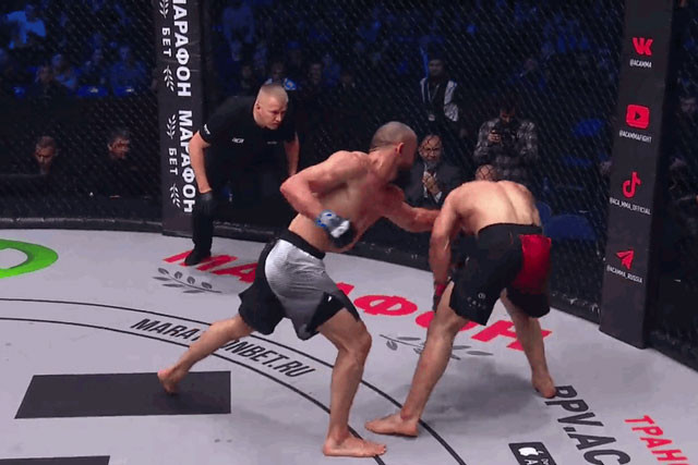 Albert Tumenov ra đòn kết liễu đối thủ. Albert Tumenov ra đòn kết liễu đối thủ.