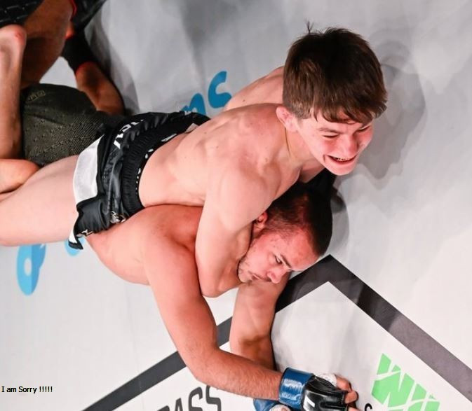 Abbas Abasov hạ knock-out đối thủ bằng đòn hiểm. Abbas Abasov hạ knock-out đối thủ bằng đòn hiểm.